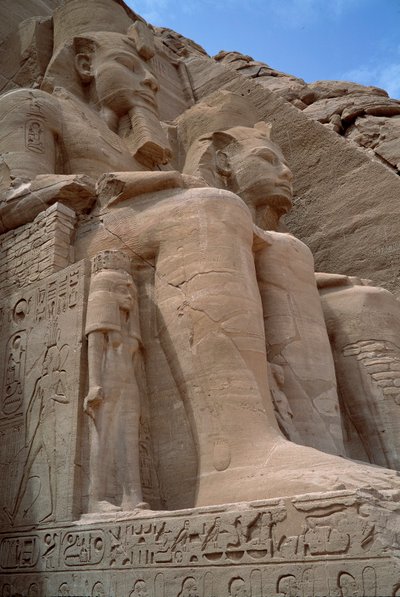 埃及古物。拉美西斯二世神庙的巨像。公元前1271-1256年。阿布辛贝勒（Abu simbel），埃及阿斯旺，埃及 作者 埃及第19王朝