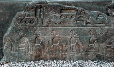 埃及古物：装饰法老拉美西斯二世（公元前1292-1186年）所征服的领土的徽章的浮雕细节。卢克索神庙。东岸（底比斯），埃及 作者 埃及第19王朝