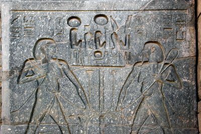 埃及古物：法老拉美西斯二世（公元前1292-1186年）雕像底座的细节，代表上、下埃及的联合。卢克索神庙。东岸（底比斯），埃及 作者 埃及第19王朝