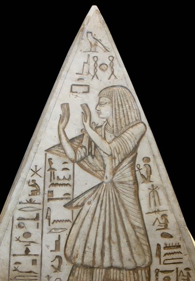 石灰岩的Pyramidon在金字塔中的礼拜堂墓穴的顶部摆出了各种姿势。有严肃的场景，描绘了太阳周期和死者对太阳的崇拜。它来自Deir el Medina 作者 埃及第19王朝