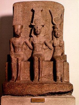 拉美西斯二世（公元前1304年至1237年）坐落于Amun和Mut之间，来自新王国的卡纳克，公元前1279-13（花岗岩） 作者 埃及第19王朝