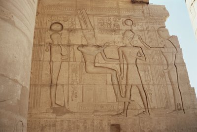 救济描绘了以狮子为首的女神穆特将拉美西斯二世呈现给一位来自新王国大神龛大厅的一位来自阿蒙的阿蒙 作者 Egyptian 19th Dynasty