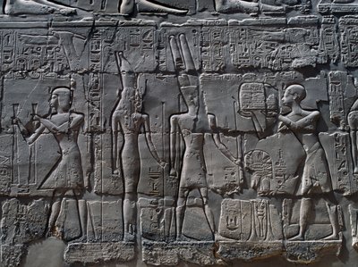 卡纳克神庙建筑群（联合国教科文组织世界遗产名录）大神殿内墙浮雕中的祭神场景 作者 Egyptian 19th Dynasty