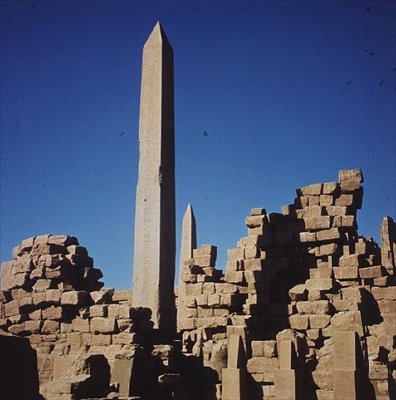 新王国阿蒙大寺的中央法院 作者 Egyptian 19th Dynasty