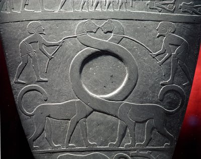 纳尔默调色板：仪式调色板，描绘了一对被拴住的长颈猫，发现于希拉康波利斯，早期王朝时期，约公元前3000年（片岩）（68325的细节）。 作者 埃及第一王朝