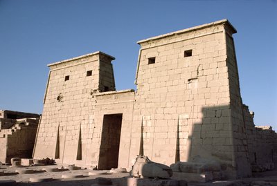 Khonsu寺庙的南门面和定向塔，新的王国，c.1100 BC 作者 埃及第20王朝