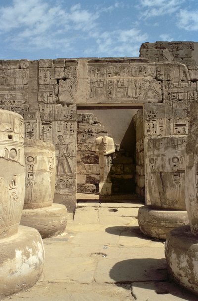 拉美西斯雕像在从拉美西斯三世（公元前1184-1153）新王国的太平间寺庙的柱式大厅通往教堂 作者 埃及第20王朝