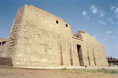 拉美西斯三世（公元前1142-1153）新王国太平间寺庙的第一座塔的视图 作者 埃及第20王朝