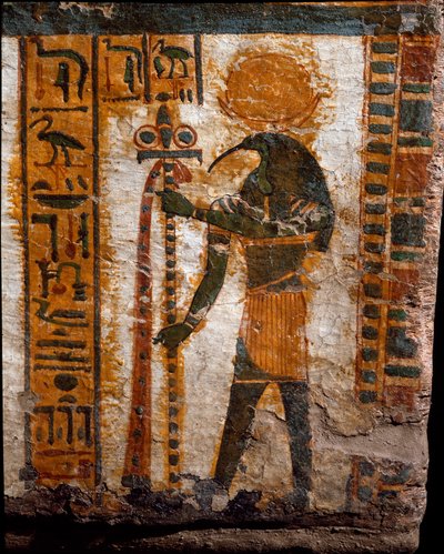 Egyptian antiquite: Thot, the god of the moon, in the form of a man at the head of ibis. decoration of the anthropoid sarcophagus of the scribe Butehamon, 21st dynasty (1085-935 BC). Museum of Egypt in Turin (Torino, Museo Egizio) 作者 埃及第21王朝