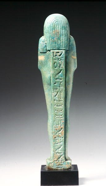 Nakht-Hor-em-heb-mes-em-khereden的Ushabti雕像的后视图，晚期王朝时期，约公元前600年（辉石）（正面见241439）。 作者 埃及第26王朝