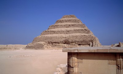 埃及古代。萨卡拉金字塔的景观。为Djeser国王建造Imhotep（约公元前2700年）（第三王朝）埃及Saqqarah。 作者 埃及第三王朝