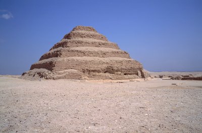 埃及古代。萨卡拉金字塔的景观。为Djeser国王建造Imhotep（约公元前2700年）（第三王朝）埃及Saqqarah。 作者 埃及第三王朝