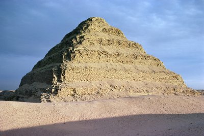 国王Djoser步骤金字塔（公元前2667-2648）老王国 作者 埃及第三王朝