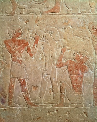 浮雕描绘雕刻雕像的两位雕塑家，从Kaemrehu，Saqqara，旧王国，公元前2325年（绘石灰石）的mastaba 作者 埃及第六王朝