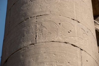 埃及古迹：卢克索神庙，柱子的细节，柱子上的墨盒被擦掉了，因为 "damnatio memoriae"，一些法老的墨盒被他们的继任者认为是异端的，被擦掉。东岸（底比斯），埃及 作者 埃及人埃及人