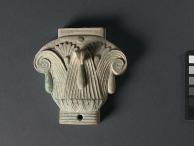 复合资本形式的盒子（Pyxis），公元前305-30年（淡知更鸟蓝彩陶）。 作者 埃及托勒密时期