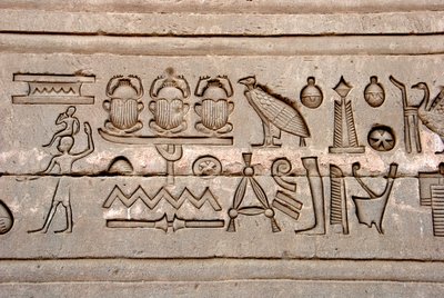 埃及古代：埃及丹德拉哈索尔神庙东墙上的象形文字 作者 Egyptian Ptolemaic Period