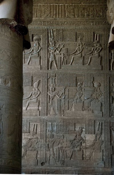 Egyptian antiquite: reliefs inside the hypostile room of the temple dedicated to Hathor, Denderah, Egypt 作者 Egyptian Ptolemaic Period