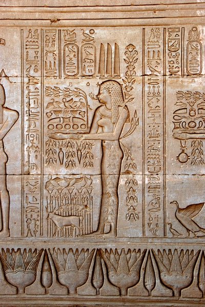 埃及古物：代表一位年轻女子为女神献祭，哈索尔神庙，丹德拉，埃及 作者 Egyptian Ptolemaic Period
