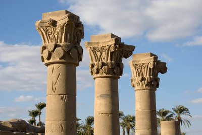 Egyptian antiquite: view of the columns of the kiosk in front of the entrance of the temple dedicated to the goddess Hathor. 81-117 AD. Denderah, Egypt 作者 埃及托勒密时期