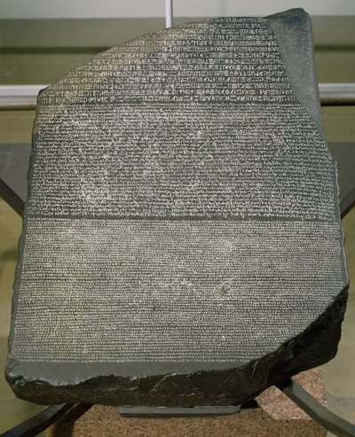 罗塞塔石碑，来自拉希德圣朱利安堡（罗塞塔），公元前 196 年（石碑）（另见 2359） 作者 埃及托勒密时期
