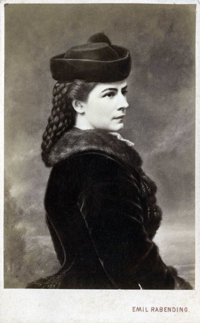 Elisabeth de Wittelsbach (1837-1898)（茜茜）的肖像，奥地利国母（1854-1898）和匈牙利女王（1867-1898），Nee Duchess in Baviere。(EMPRESS ELISABETH OF AUSTRIA）在Emil Rabending（1823-1886）的工作室拍摄。 作者 埃米尔·拉本丁（Emil Rabending）