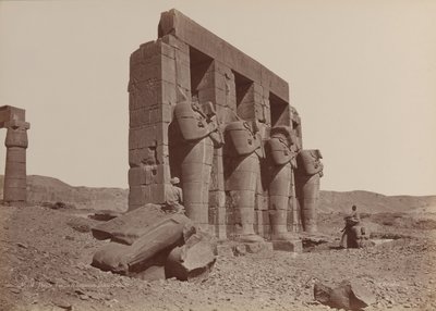 底比斯，Ramasseum神庙，破碎的巨石，1870年代。 作者 埃米尔·贝查德
