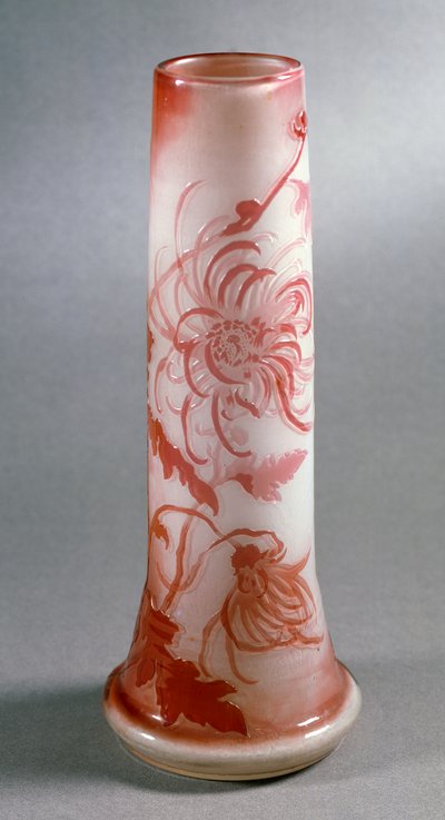 红色菊花装饰双层玻璃花瓶，约 1900 年，法国 作者 埃米尔·加勒（Emile Galle）