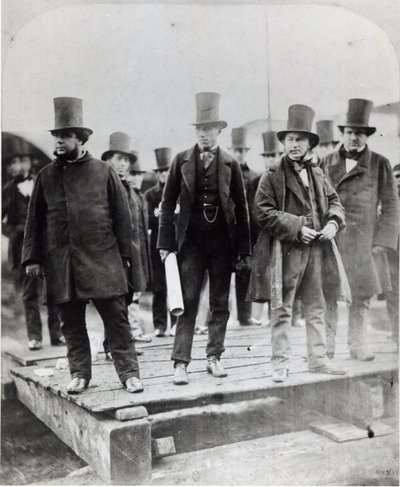 （L到R）John Scott Russell，Henry Wakefield，Isambard Kingdom Brunel和Lord Derby在SS Great Eastern的发布会上 作者 英国摄影师