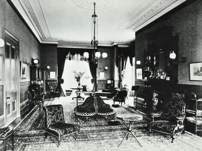 艾迪生路18号：客厅，1890年 作者 英国摄影师