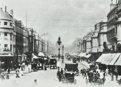 252-260 Regent Street，Westminster LB：向北看牛津广场，1890年 作者 英国摄影师
