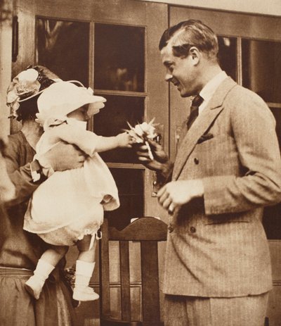 1926年，恩哈姆村中心的一个孩子手中的爱德华八世国王花束 作者 英国摄影师