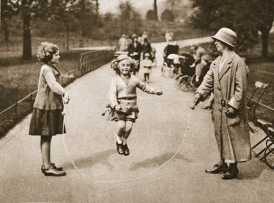 一个女孩在海德公园或肯辛顿花园跳过，来自Wonderful London，1926-27出版（照相凹版） 作者 英国摄影师