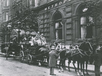 Hotel Metropole酒店外的街道上设有马车 作者 英国摄影师