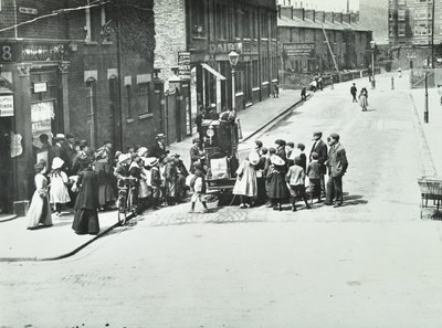 1886年在伦敦普特尼的街头风琴师 作者 英国摄影师