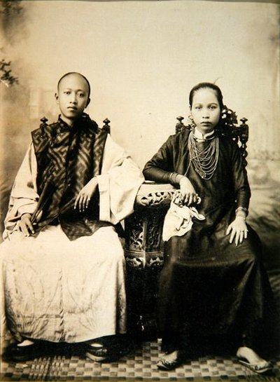 越南中部的安南男孩和女孩，约1875年（蛋白打印）。 作者 英国摄影师
