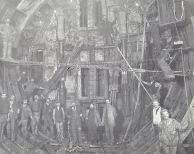 黑墙隧道：一群工人站在空中锁，1894年 作者 英国摄影师