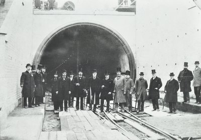 黑墙隧道：由贵宾检查水下部分，1895年 作者 英国摄影师
