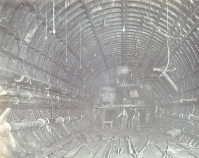 黑墙隧道：两名男子站在空中锁，1894年 作者 英国摄影师