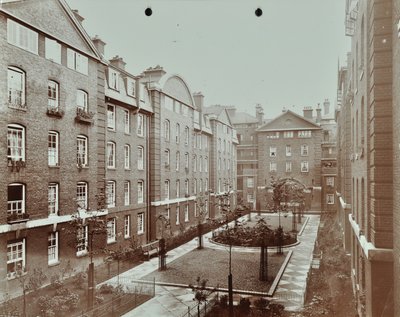 Bourne Estate: formal courtyard garden, London 作者 英国摄影师