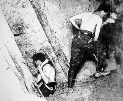 1917年6月，英国皇家工兵部队的工兵在伊普尔的梅辛斯山脊布雷（黑白照片）。 作者 英国摄影师