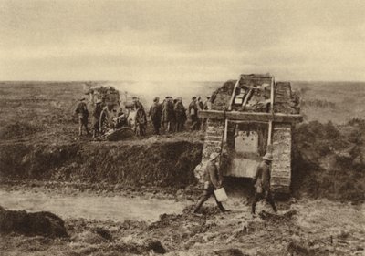英国坦克中队在进攻Bourlon Wood的途中经过Graincourt的炮兵阵地，法国康布雷战役，第一次世界大战，1917年11月（黑白照片）。 作者 英国摄影师