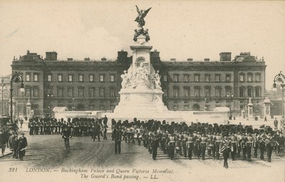 白金汉宫和维多利亚女王纪念碑;卫兵队传球 作者 英国摄影师