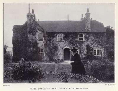 C M Yonge in her garden at Elderfield (b/w photo) 作者 英国摄影师