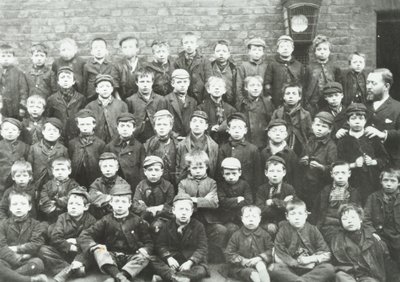 乔门街学校：男生组，1895年 作者 英国摄影师