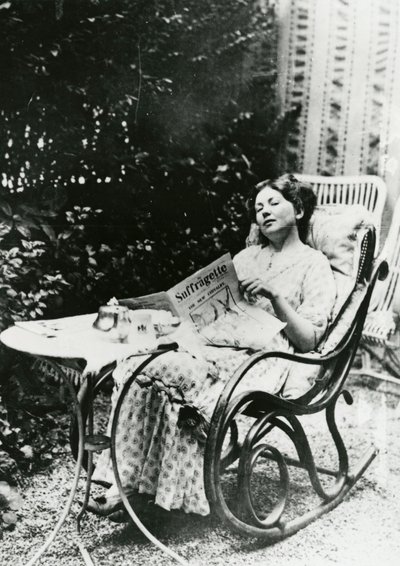 Christabel Pankhurst（1881-1969）阅读The Suffragette c.1905-14的副本 作者 英国摄影师