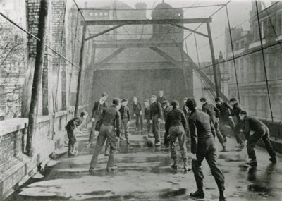 城市学校足球场于1902年 作者 英国摄影师