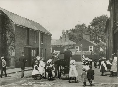 孩子们聚集在一个街头风琴周围 作者 英国摄影师