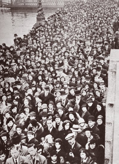 人群等待进入威斯敏斯特大厅，在1936年躺在乔治五世的状态 作者 英国摄影师