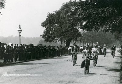 1895年在海德公园骑自行车 作者 英国摄影师